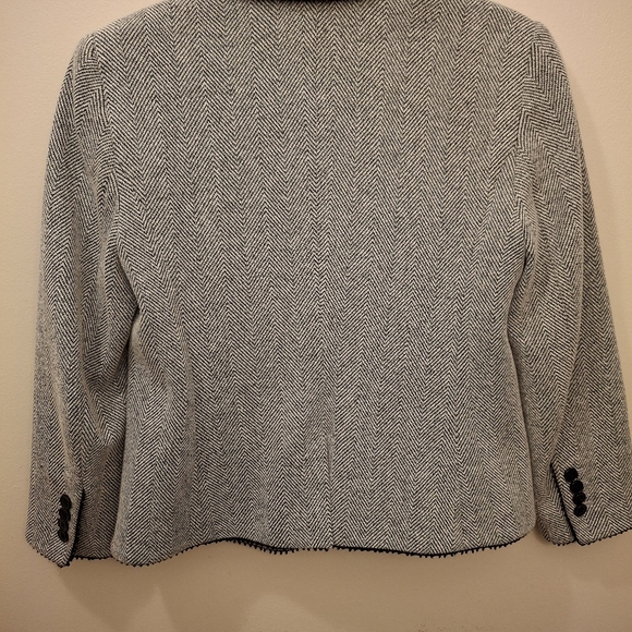 Ann Taylor Petite Size: 8P Herringbone pattern Black/White Pre-owned - Picture 3 of 12